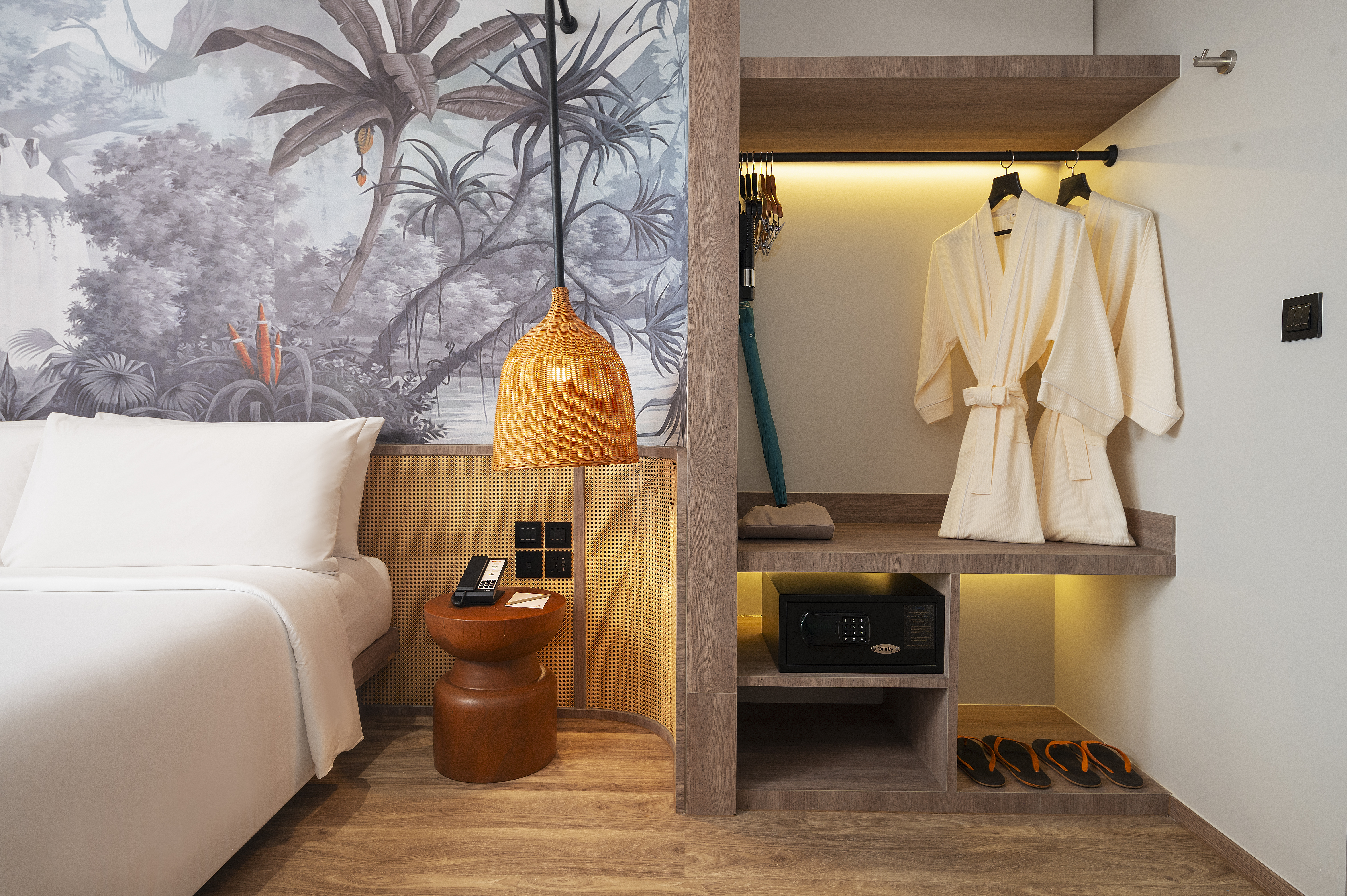 尊贵园景阳台特大床房