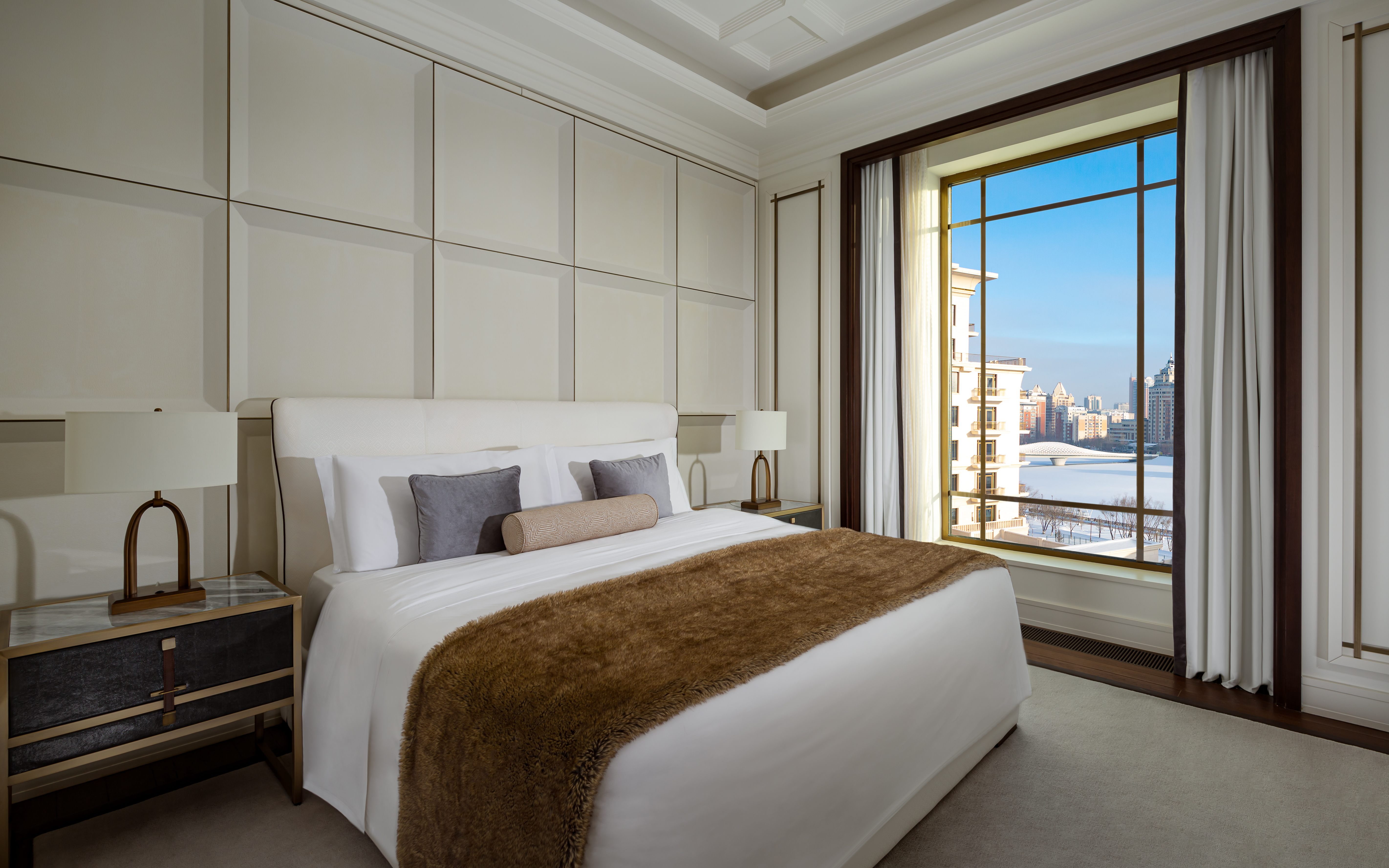 大使套房， 1 卧室套房， 1 张特大床， 阳台