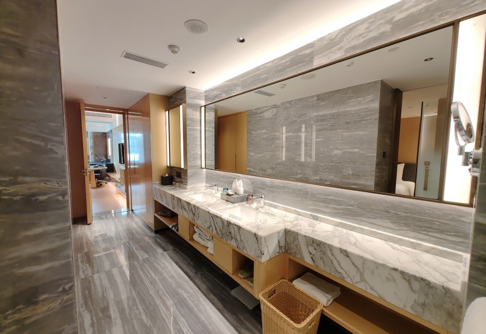 泡池湖景家庭房