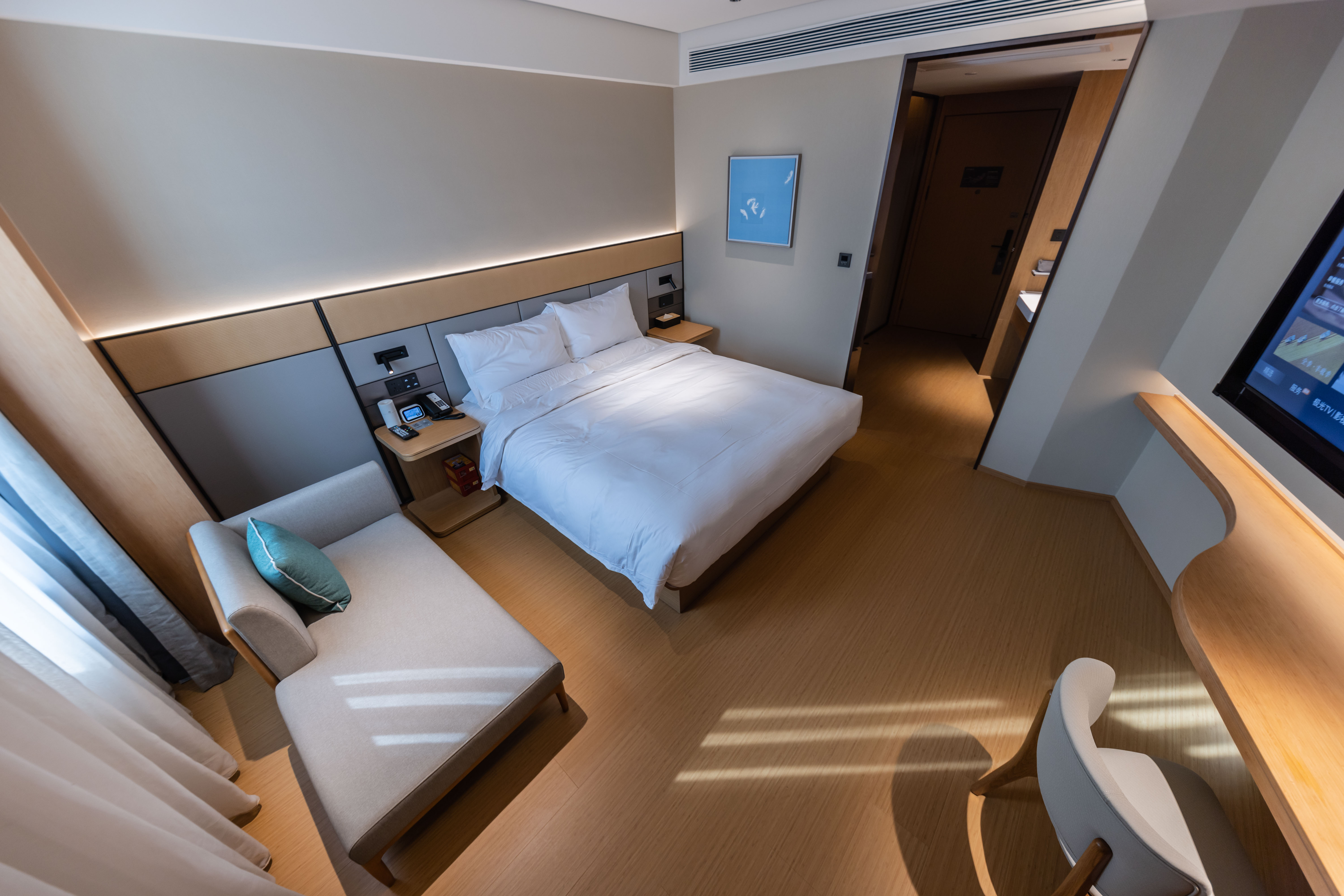 高级大床房【投屏电视+迷你冰箱+休闲茶具+品牌洗护】