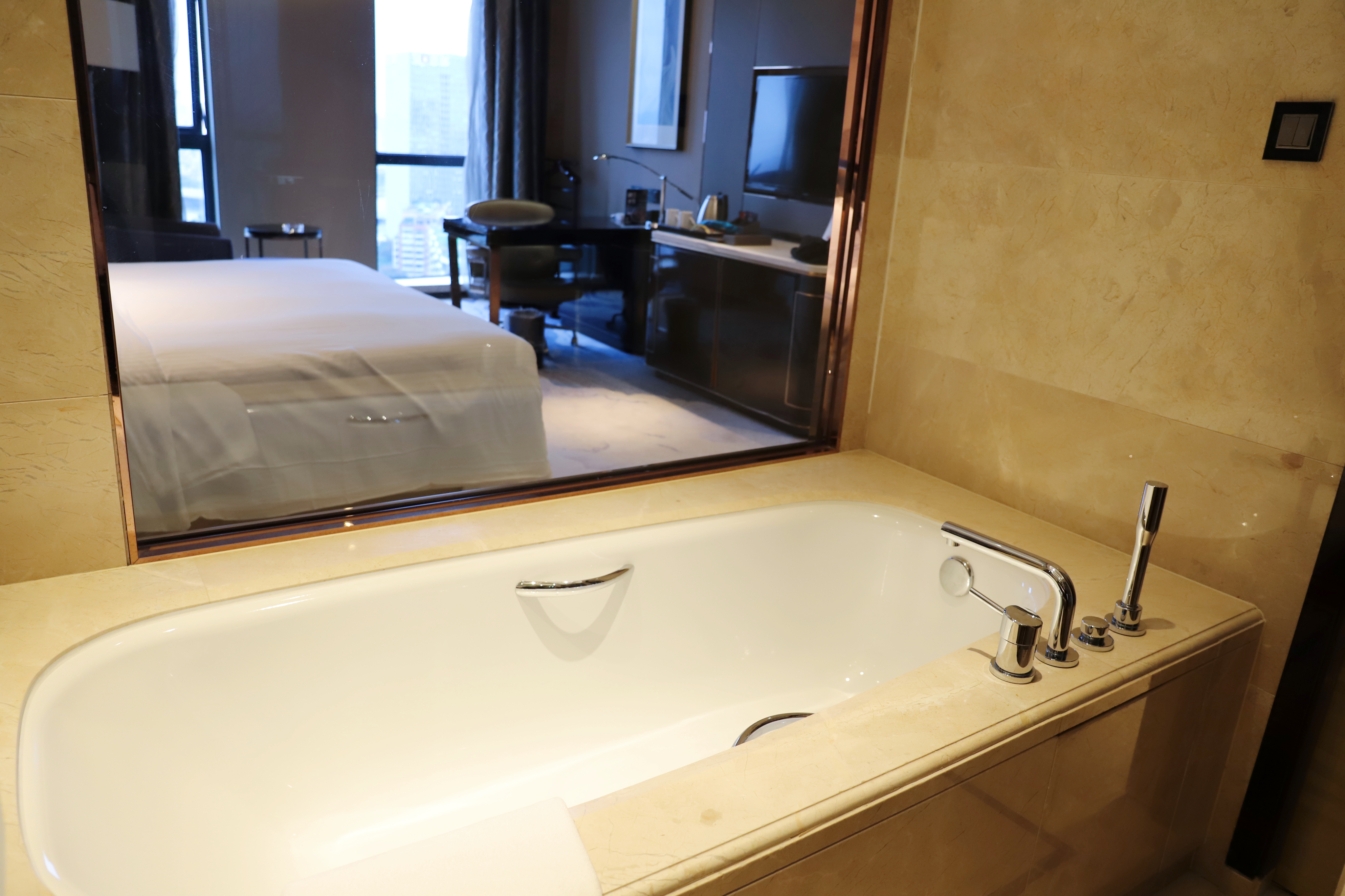 行政豪华大床房+斯林百兰床垫+浴缸+Acca Kappa洗护品