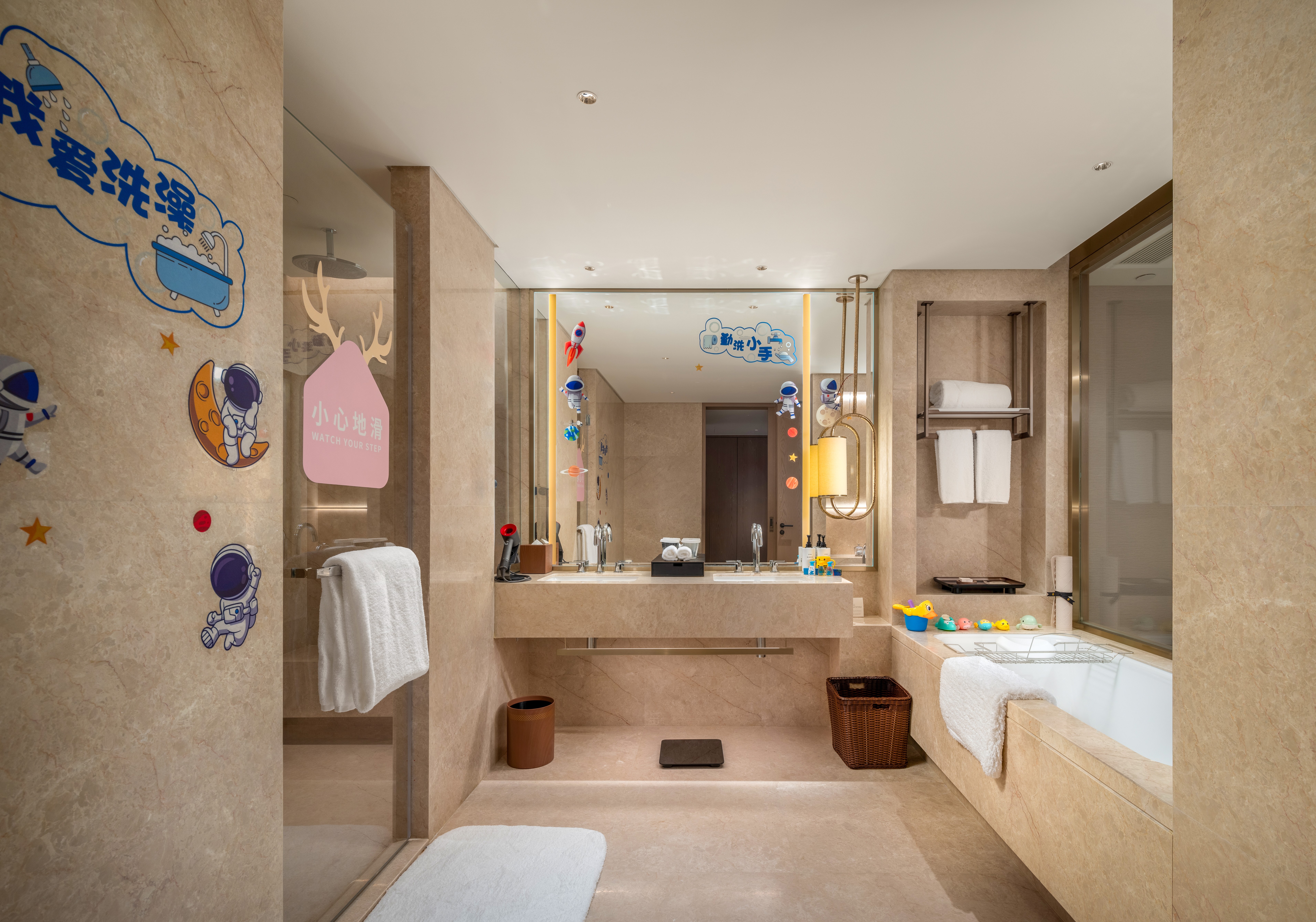 糖果飞屋太空主题家庭套房||童年木马+小童玩具+浴缸