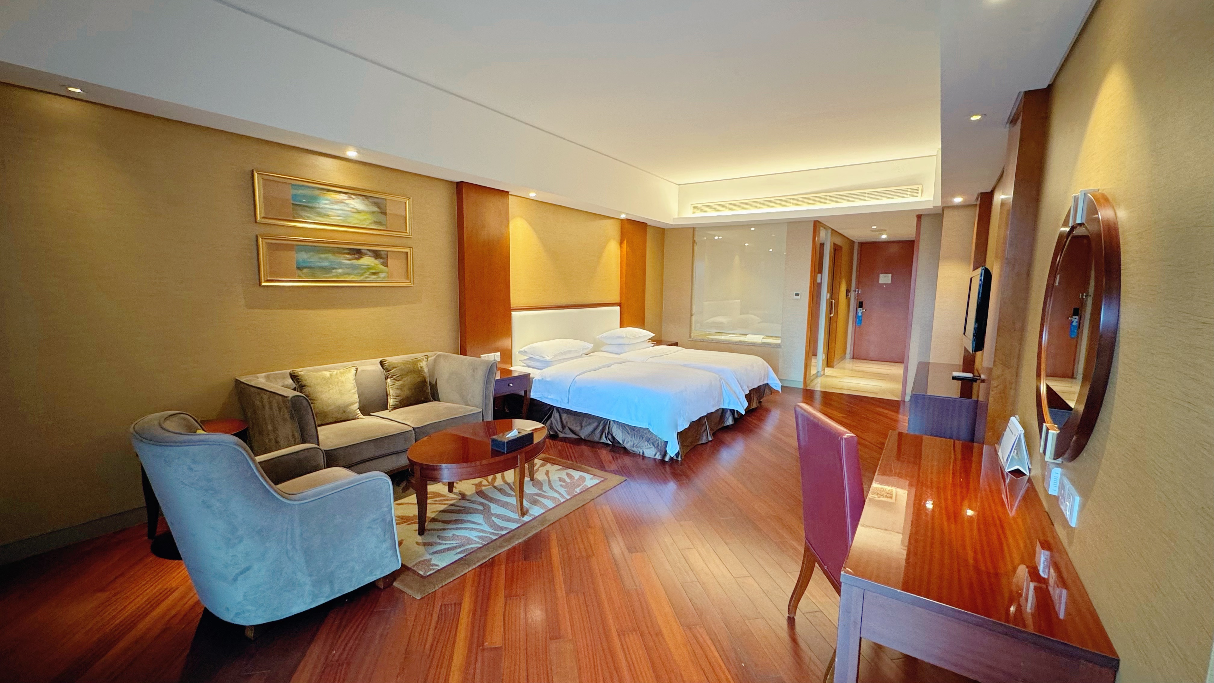 落地窗湖景双床房