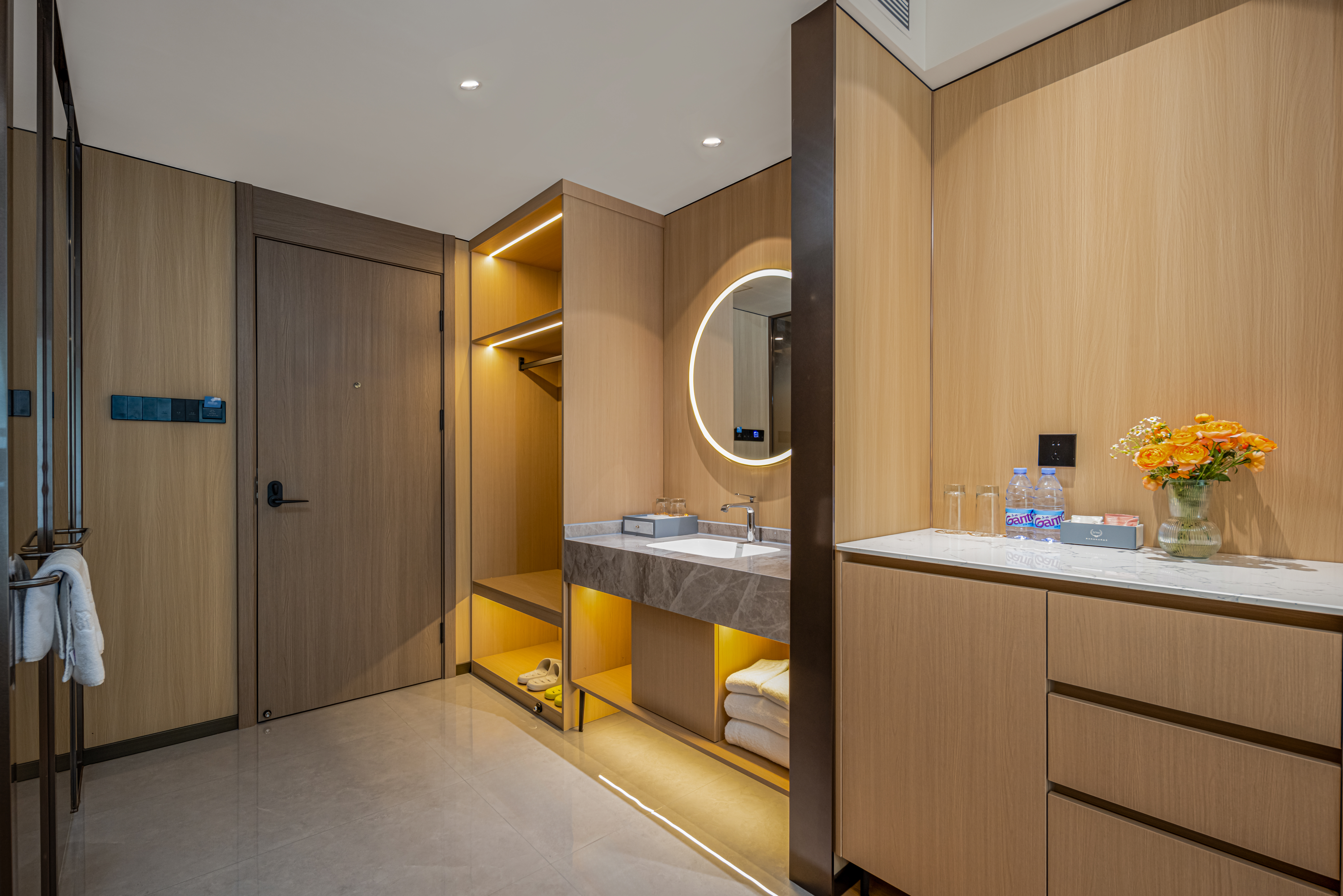 豪华街景三人间（乳胶床垫+Mini小冰箱+智能马桶）