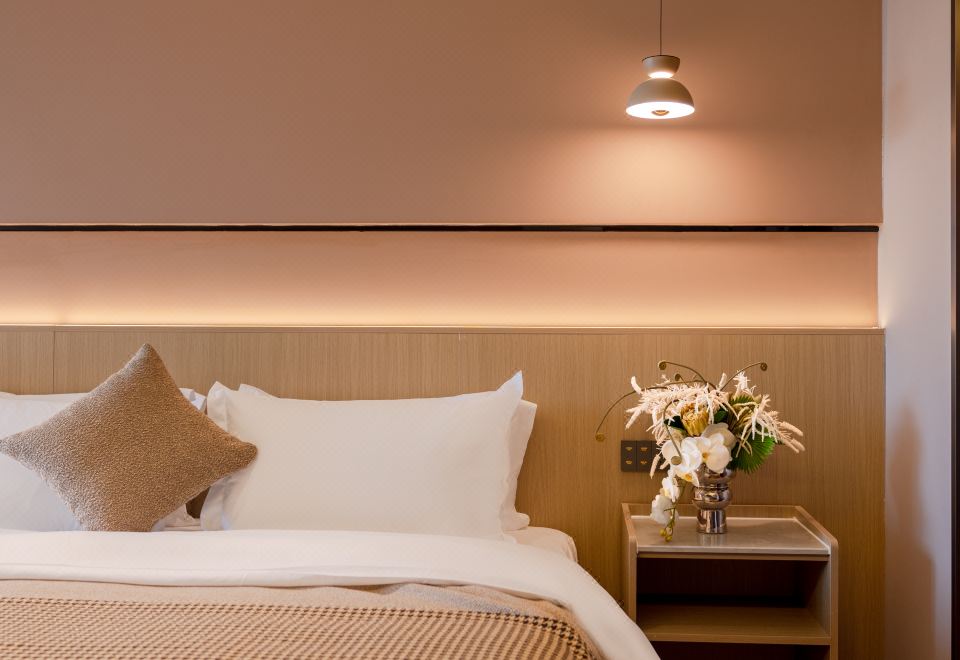 高级大床房（亲肤床品+零压床垫+65寸投屏电视+沙发）