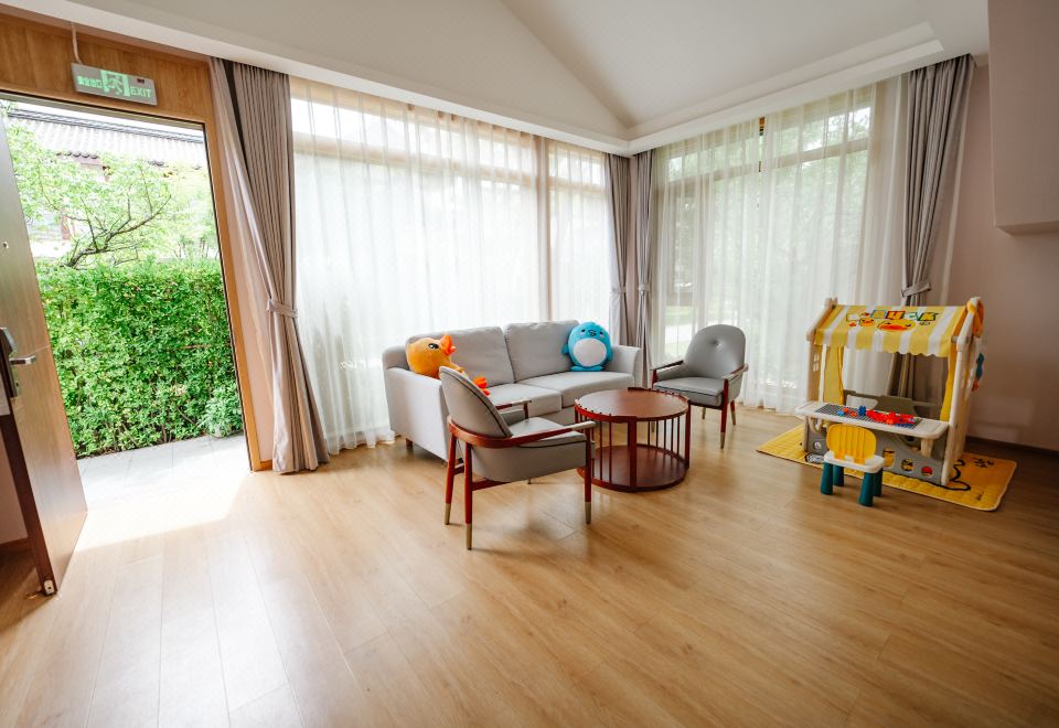 複式雙卧親子別墅（小黃鴨）|落地窗庭院近景+獨立客廳