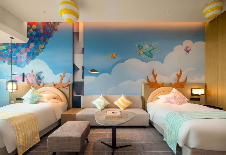 Crowne Plaza QidongCandy House Deluxe Twin Room (Playful Fish Lips + Childhood Carousel + Picture Books)