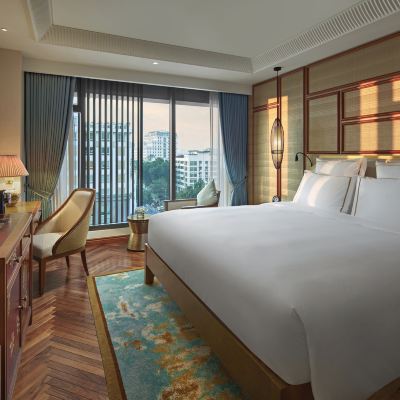 豪華房，配備 1 張特大床  河內美爵大飯店優惠