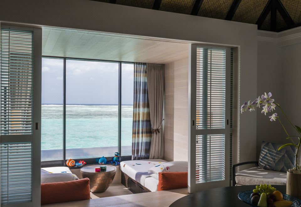 帶泳池的日出家庭水上別墅