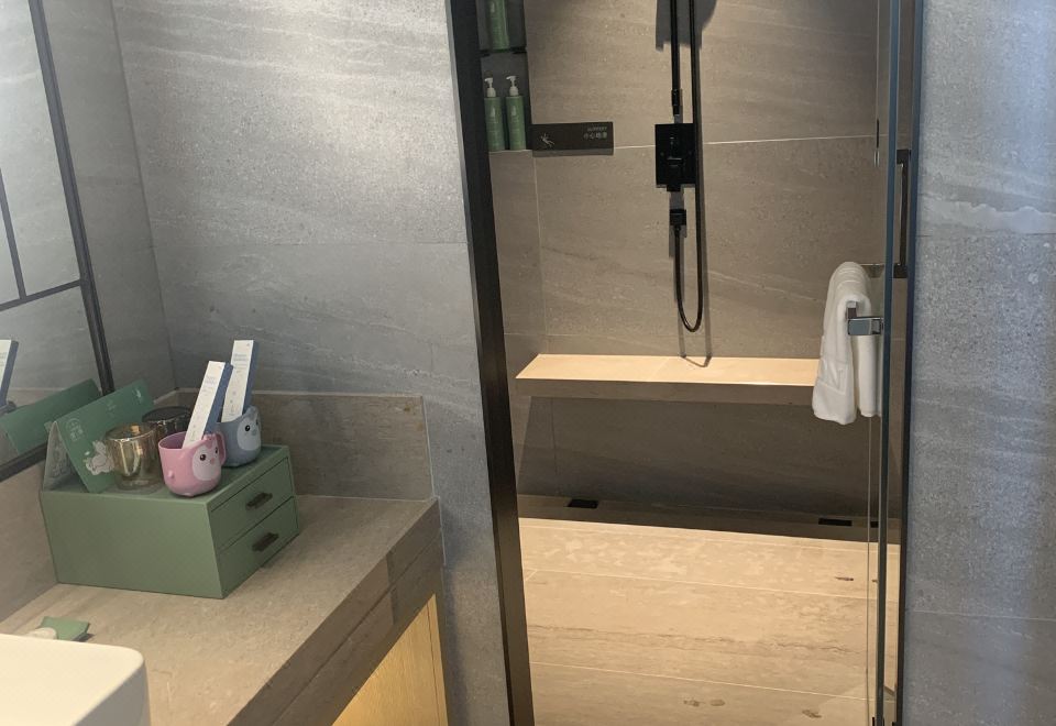 Investon Hotel Shenzhen LonghuaSpider-Man Theme Family Room [Kids Toys + Children Tent]