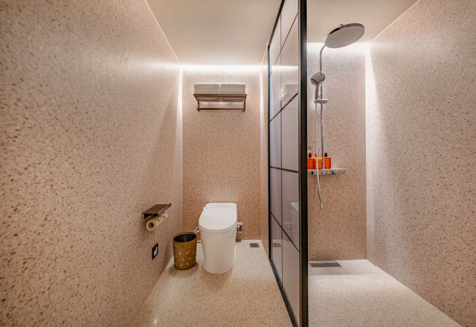 高级大床房【护脊床垫+65寸电视投屏+小冰箱】