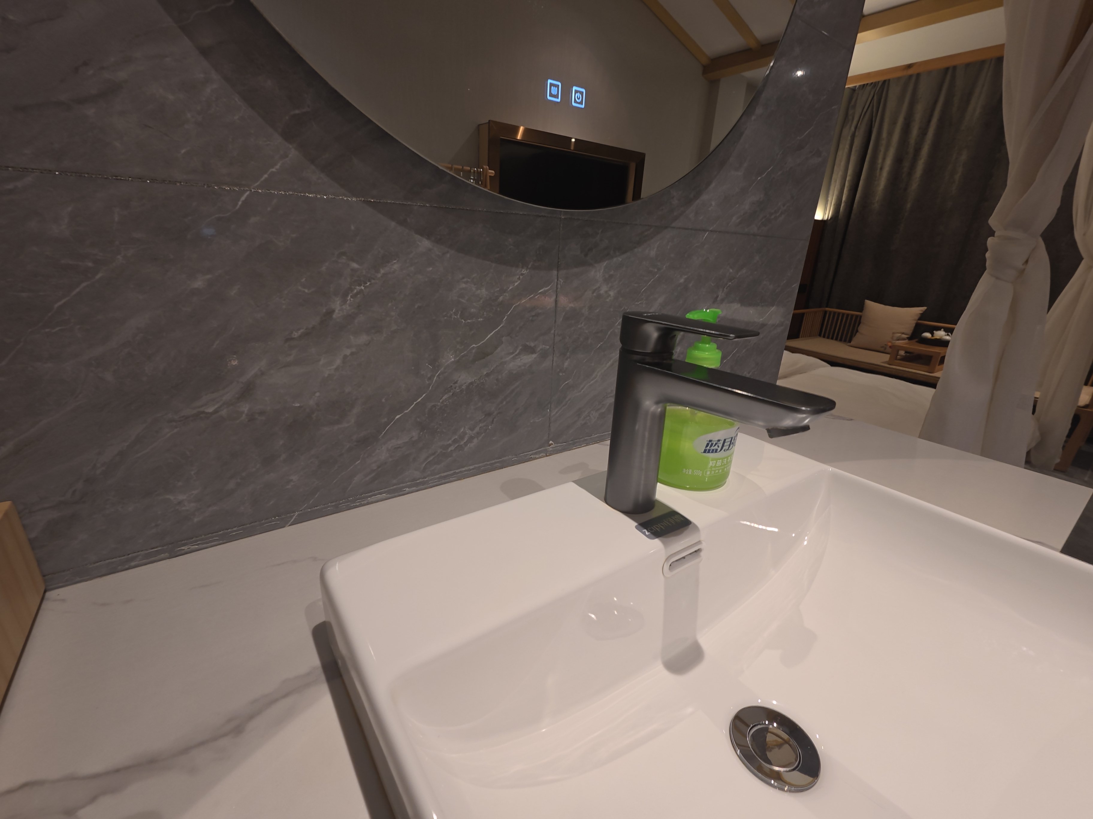 梧居·两室泡浴套房【小度语音+轻纱帷幔+LED化粧镜】