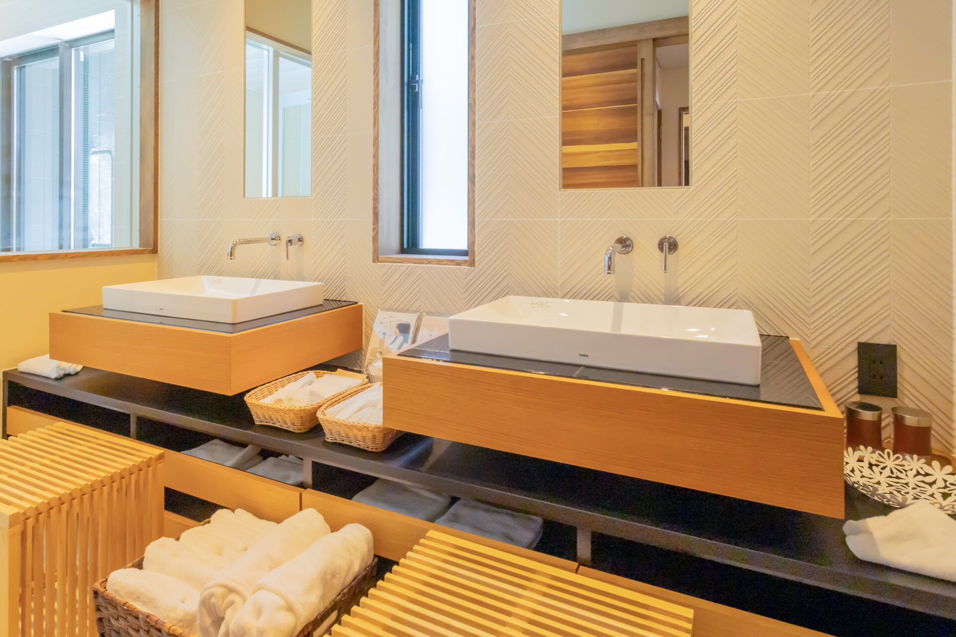 高级套房溪月河景房