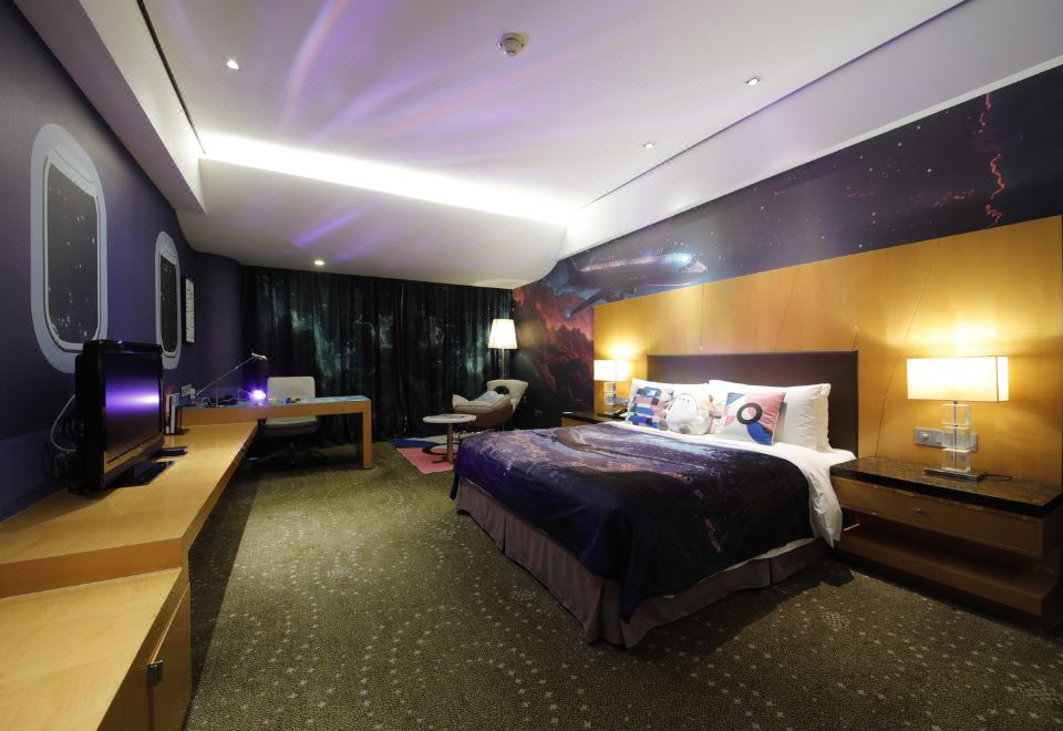 Crowne Plaza Tianjin BinhaiAviation Theme Double Bed Room