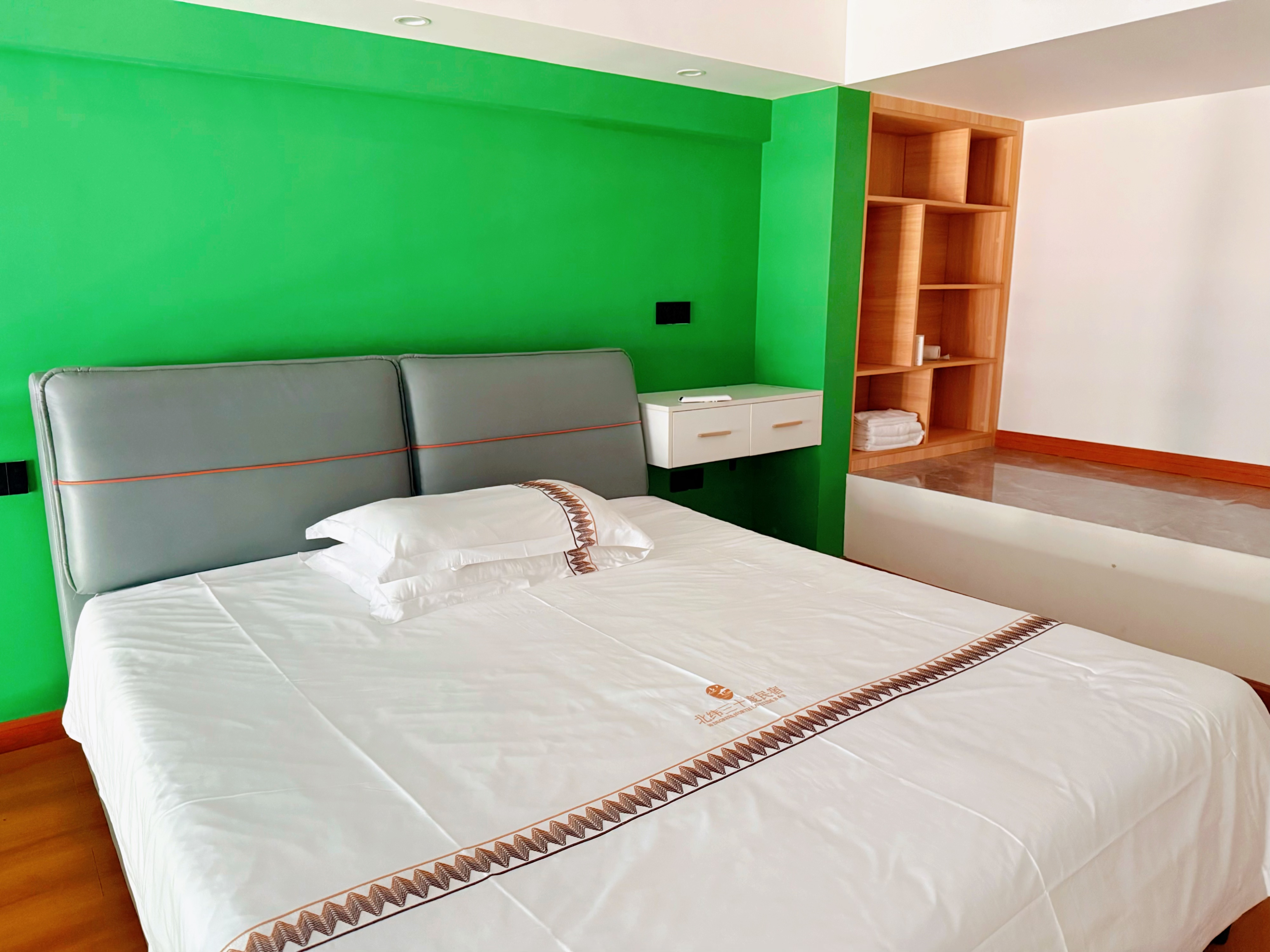 LOFT墨绿大床套房∣两衞∣客厅∣亲子套∣定制亲子床垫