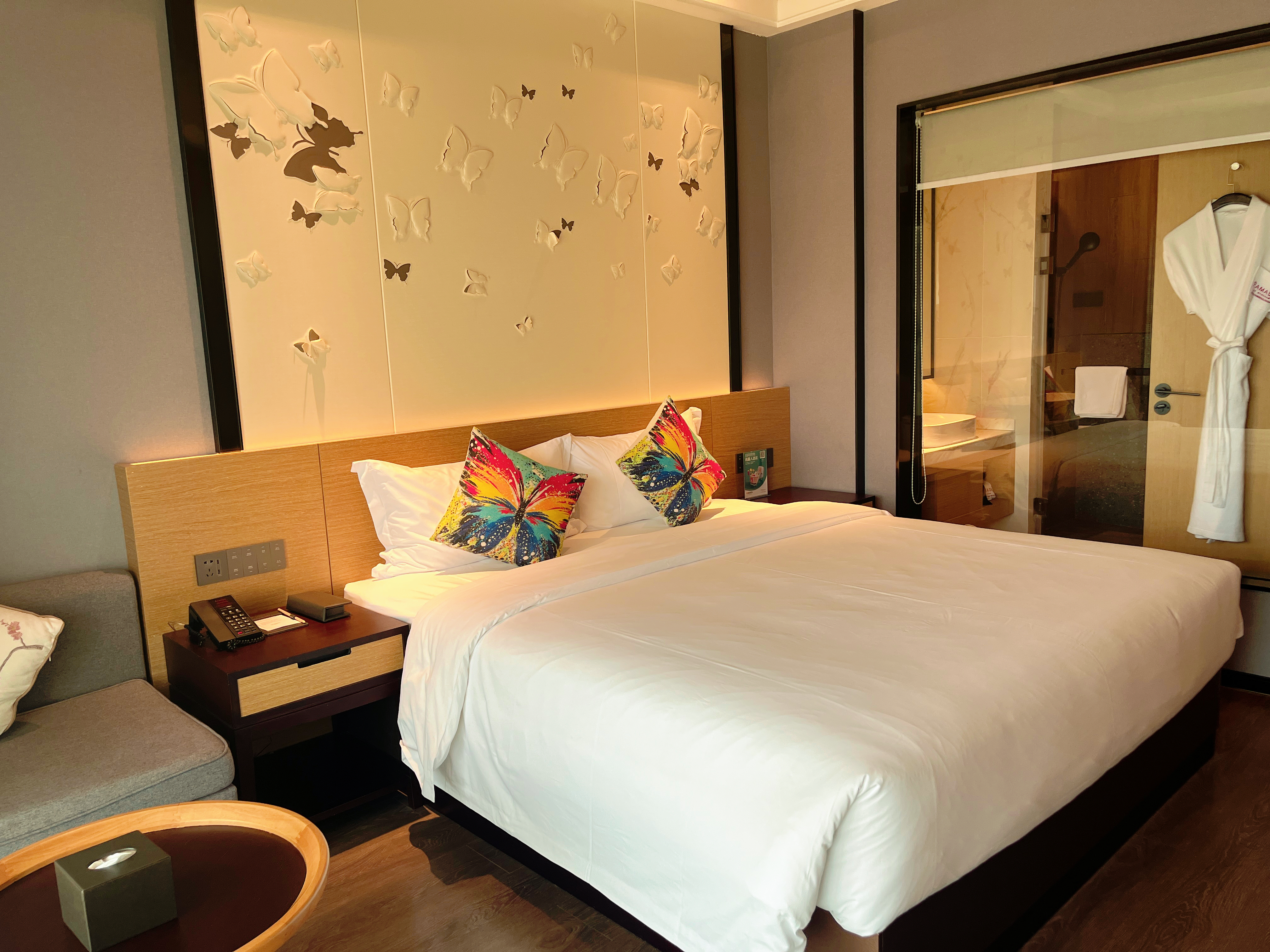 观岚?全景阳台大床房『观景阳台+舒睡床垫+休闲沙发』