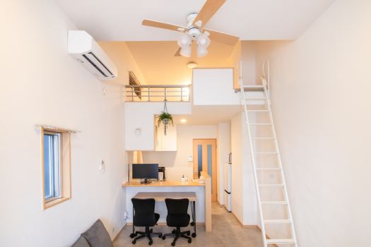 STAIRS HOTEL 402