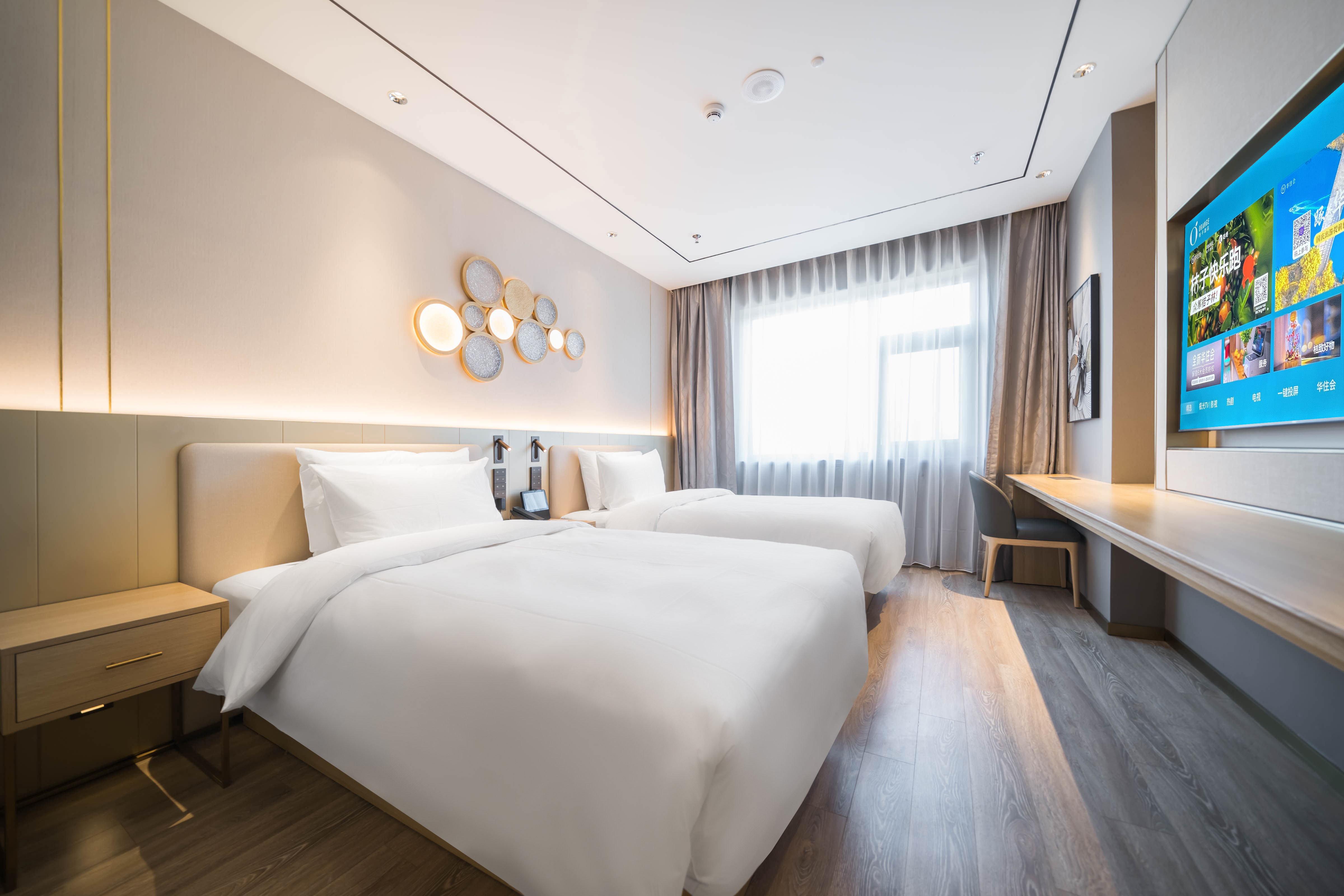 高级双床房（智能客控+65寸投屏电视+小冰箱）