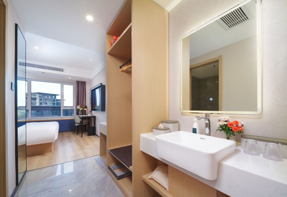 行政海景大床房（小冰箱+手機投屏+智控+透窗看海）