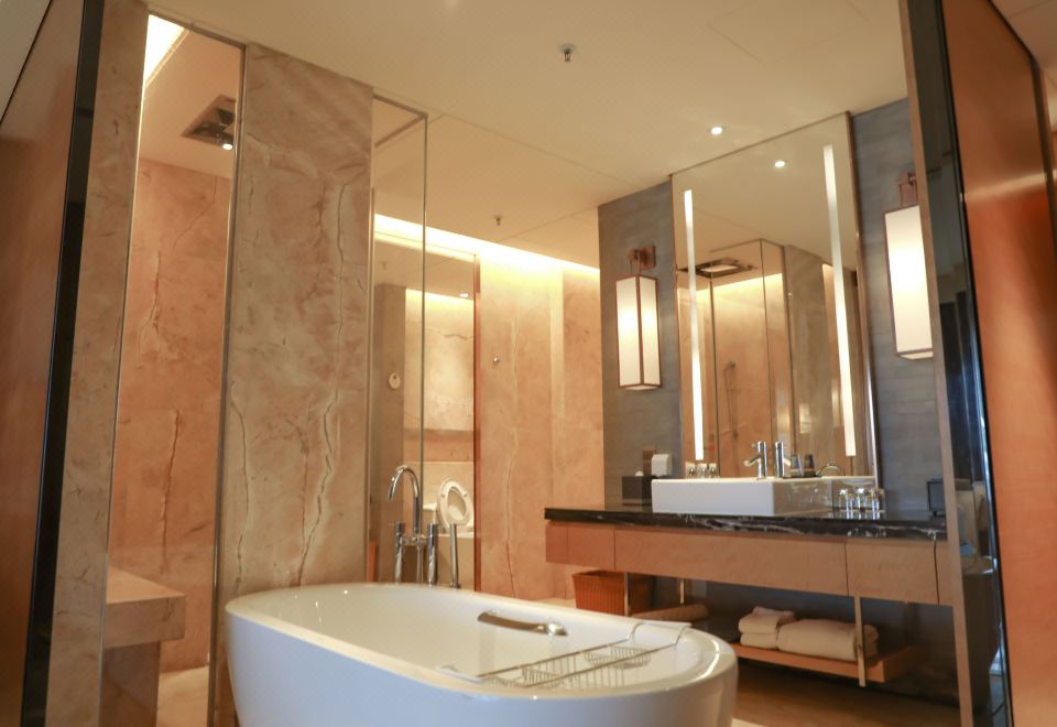 豪华海景套房丨观琼州海峡·浪涌云舒