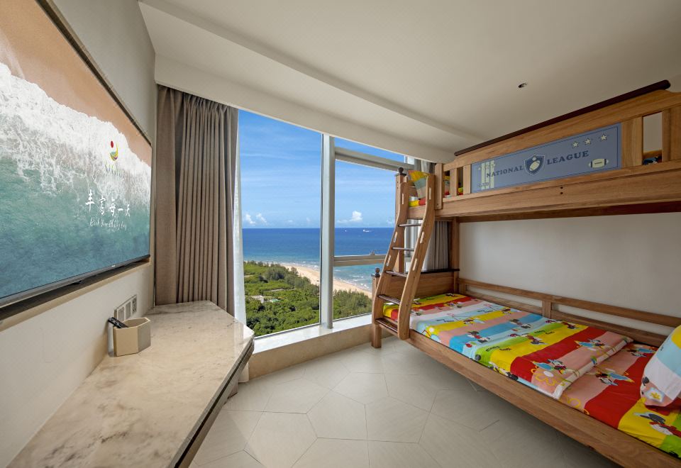 Salt Crystal Hotel By RichuSuite - 2-Bedroom, Sea-View (3 Beds)