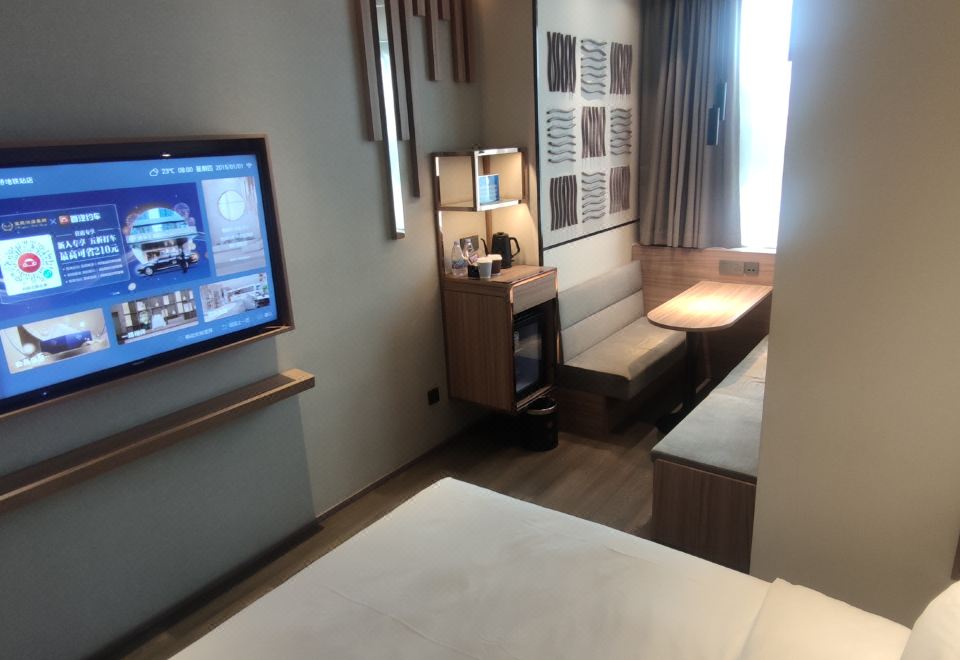 精致大床房（加热毛巾杆+小冰箱+智能镜）