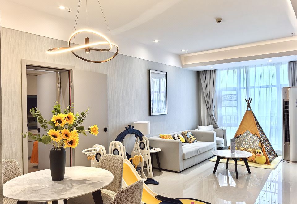 Somerset Haizhu Centre GuangzhouBduck Little Yellow Duck Connecting Three-Bedroom Suite (Washing Machine + Kitchen + Two Bathrooms)