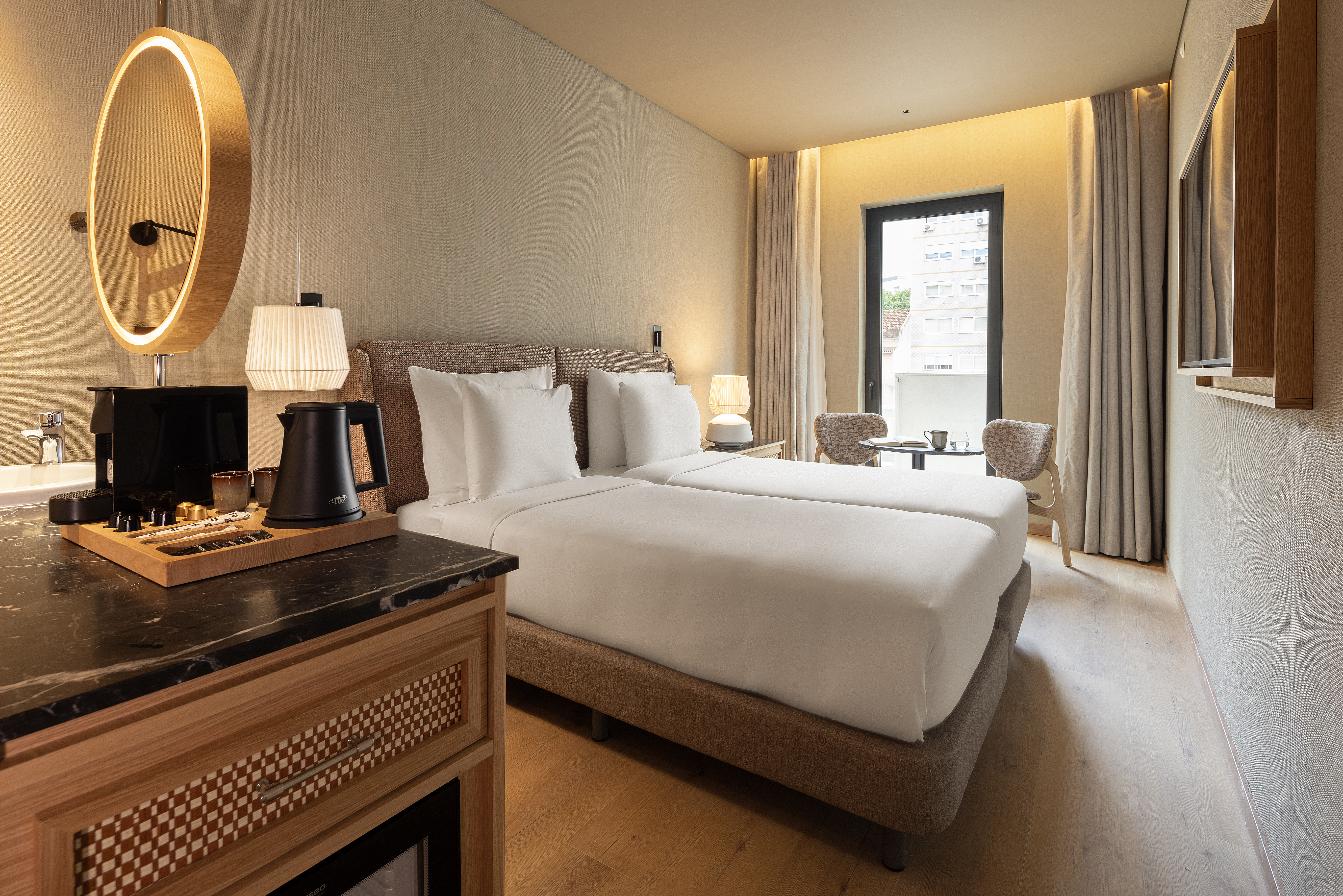 凉爽的房间有阳台