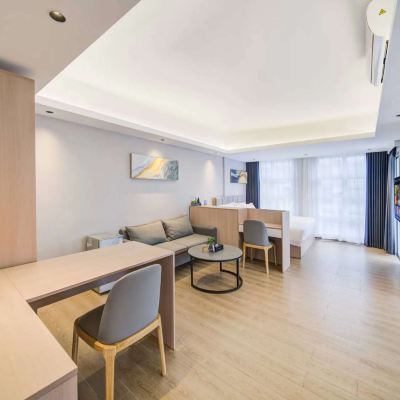 豪華大床房（配備洗衣機小冰箱） 瑜悅公館（珠海拱北口岸店）優惠