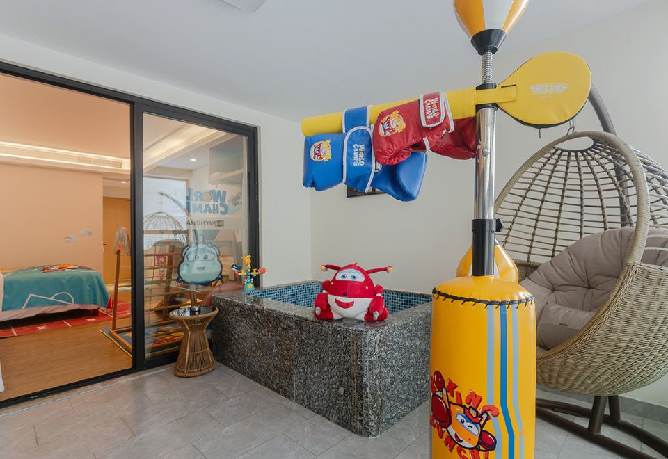 酷芽超級飛俠運動親子泡池大床房