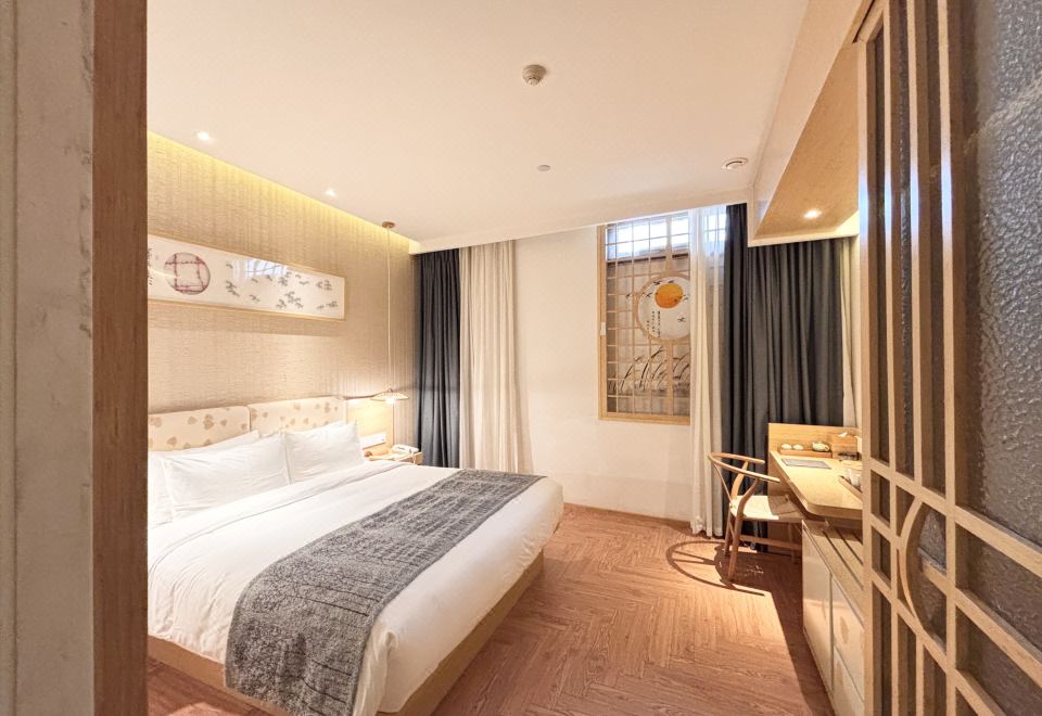 芳草居大床房（榻榻米+人造景观）