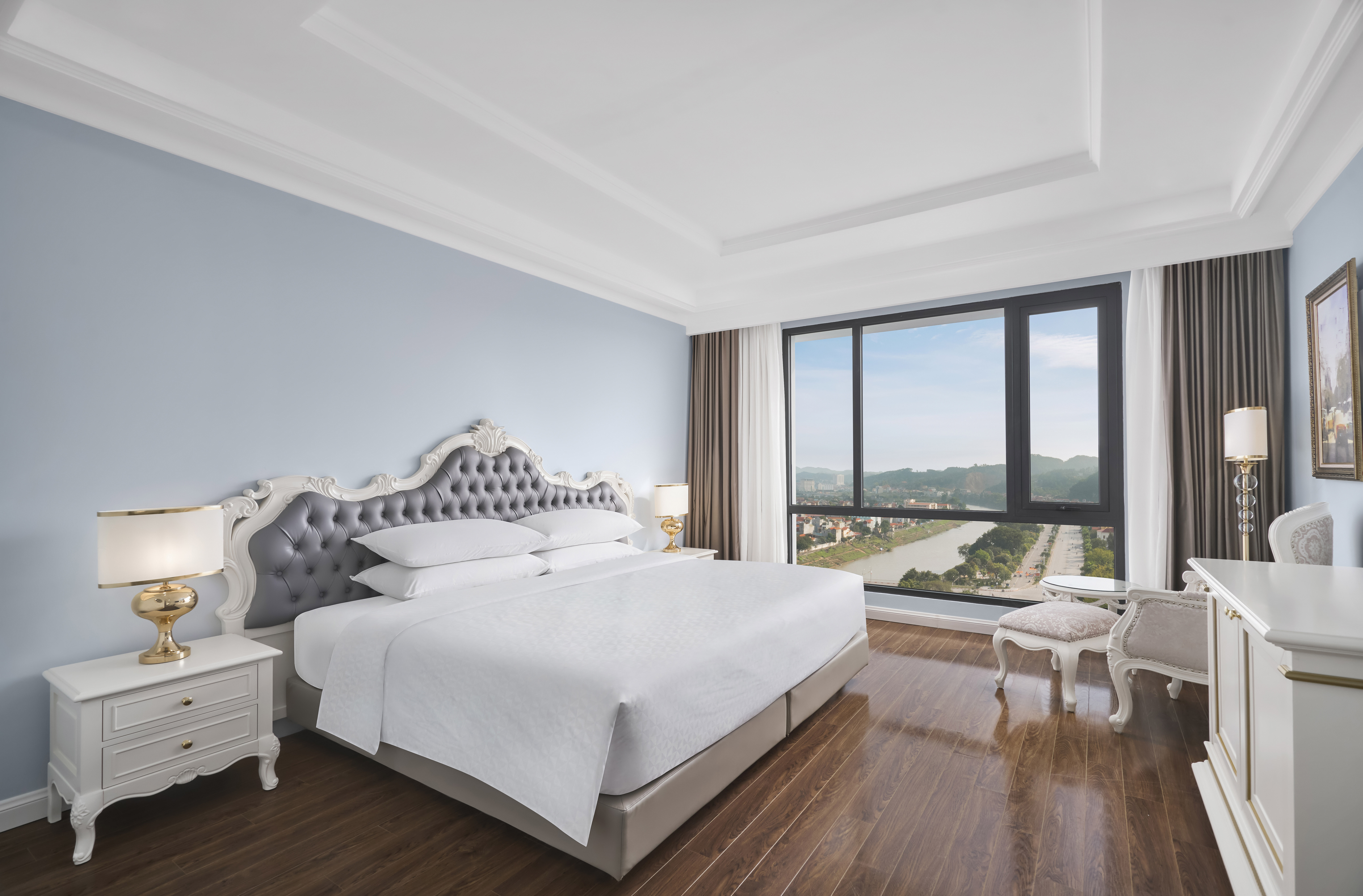 Four Points By Sheraton Lang Son天际线景豪华特大床房