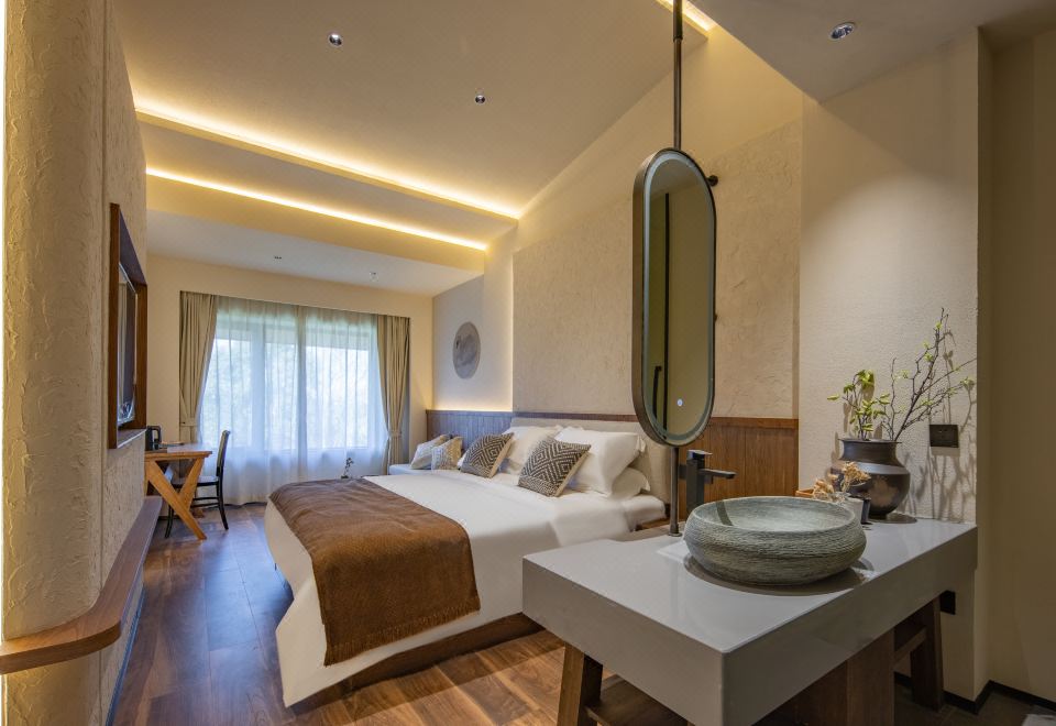 Elegant Garden-view Double Room