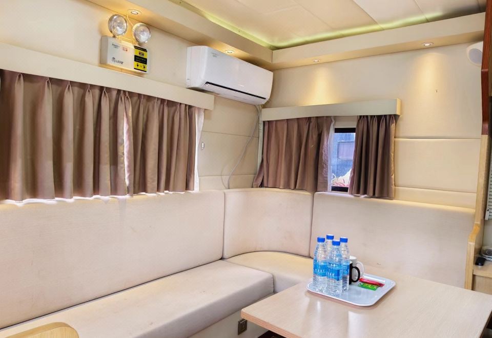 Pingcuo kangsang Everest base camp oxygen rich HotelOxygen Diffusion, Qingmeng Xinghe Double Bed Rv (Scenic View Terrace + Sunshade)