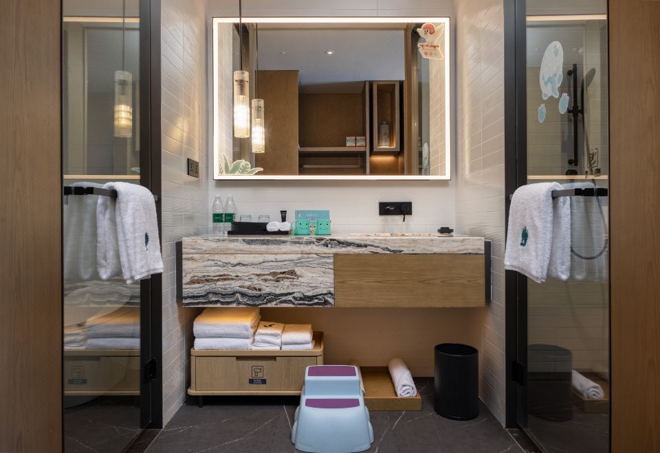 恐龙奇趣蛋主题客房，1张大床及1张上下床