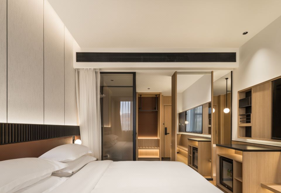 高级街景大床房【城市街景+mini吧+智能马桶】