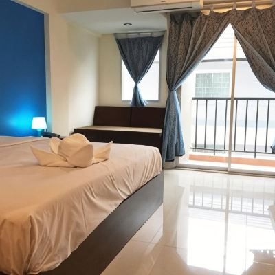 ห้องพักเตียงใหญ่ พร้อมระเบียง รหัสโปรโมชั่น โรงแรมแอทเลิฟเพลส