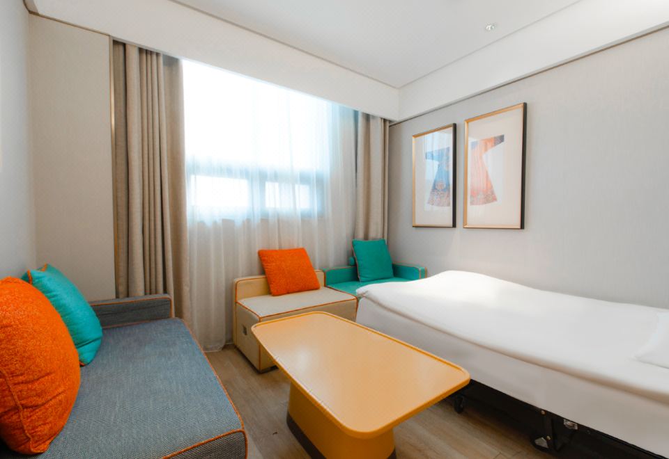 漫心套房（獨立會客區+智能客控+小冰箱）