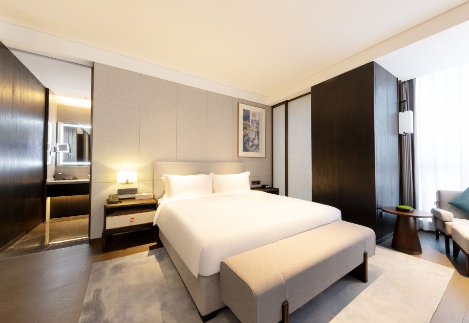 Business Queen Room