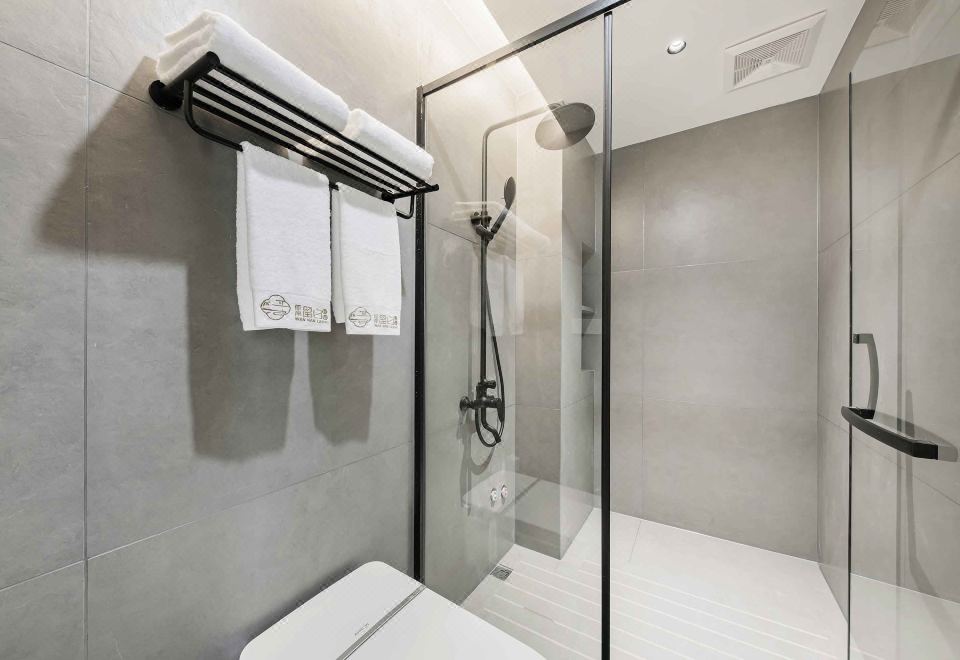 Ximeng Unique Family Twin Room With 270 ° Wannan Stream-View Window, 100-Inch Projection, Tatami Tea Table&Smart Toilet