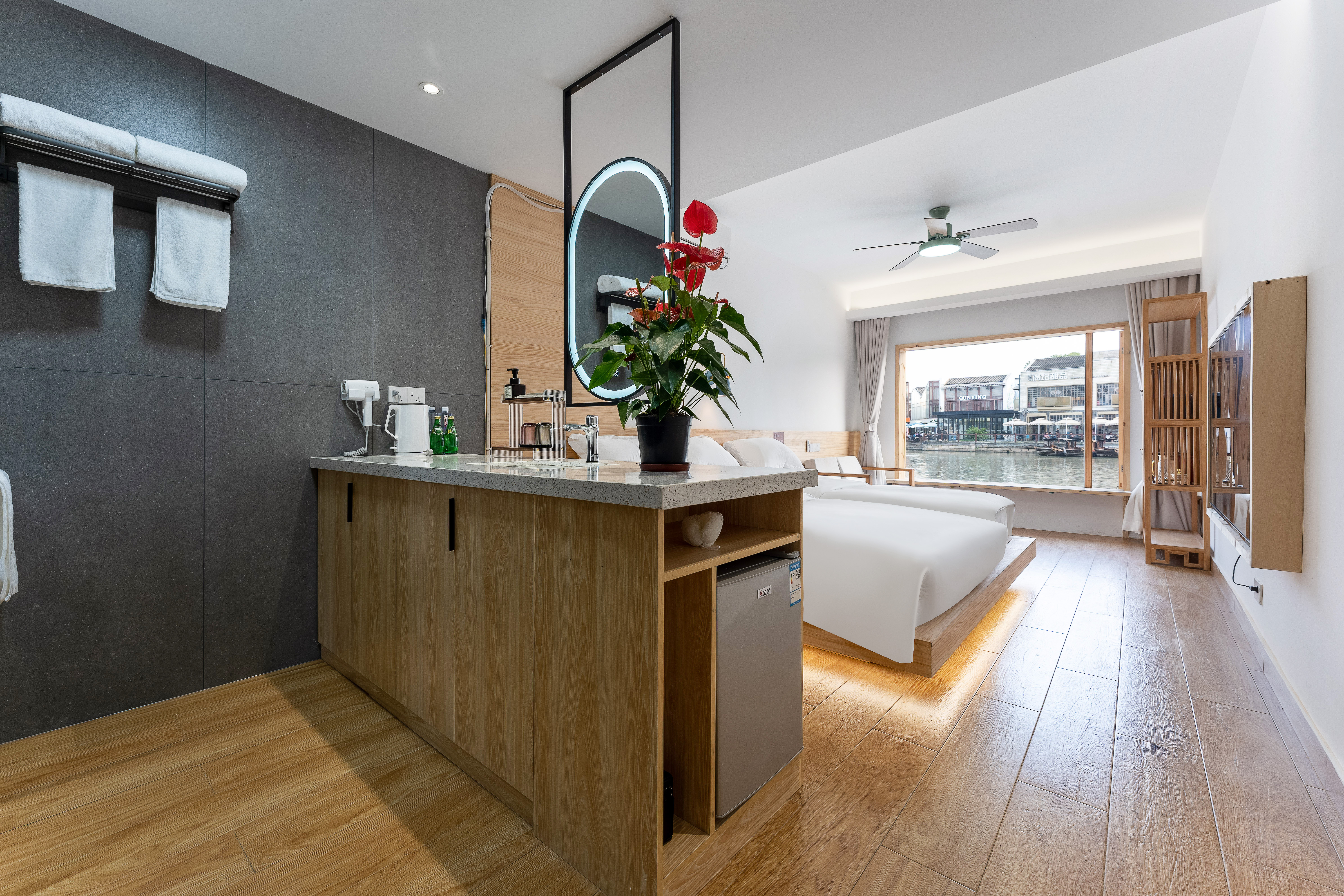 东井·家庭房丨小冰箱+临河茶台+古桥河景