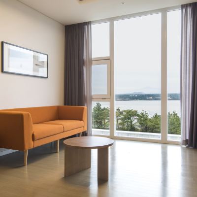 로얄룸(34평) + 사계절 온수풀 & 사우나 (4인) + 키즈플레이라운지 휘닉스 제주 섭지 코지 쿠폰