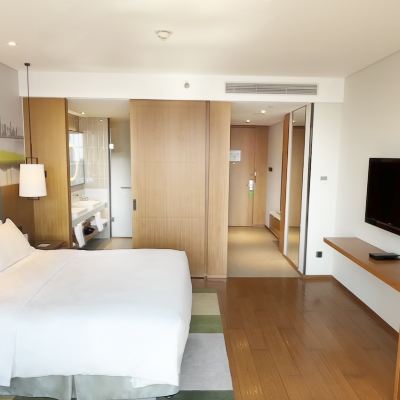 高級房 | 津沽CBD夜景 | 超大衞生間，雙洗手盆 天津融僑套房假日酒店優惠