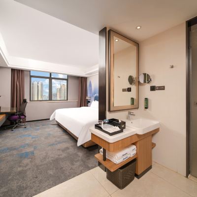 荷里活超級大床房（高端舒達床墊+窗外好景） 深圳光明希爾頓歡朋酒店優惠