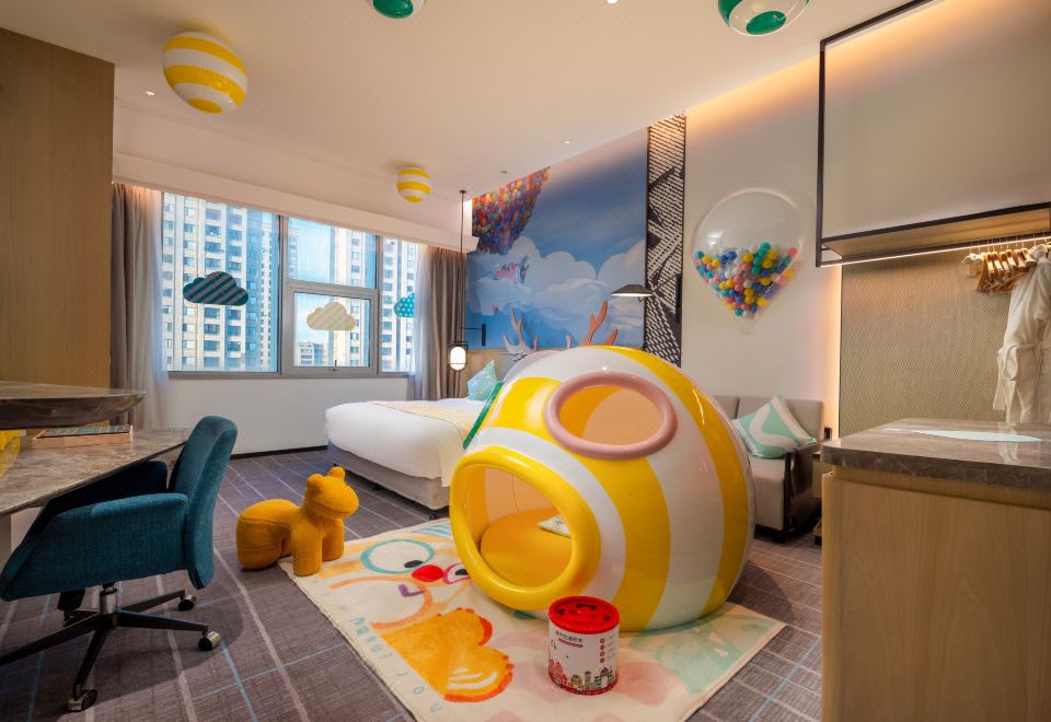 Crowne Plaza QidongCandy House Themed Double Bed Room (Playful Fish Lips + Childhood Carousel + Picture Books)