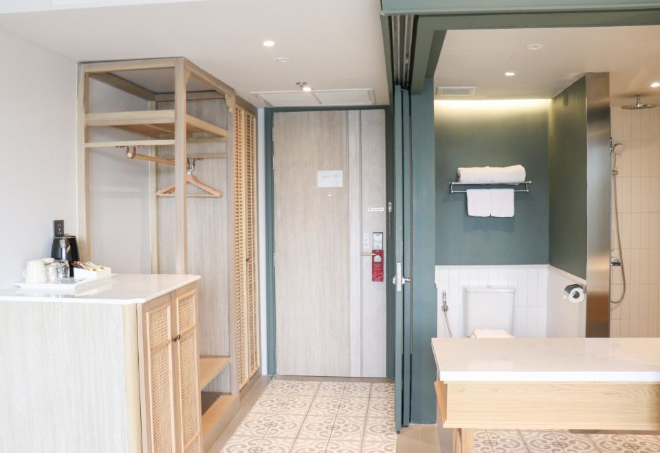 四分之一河景特大床房