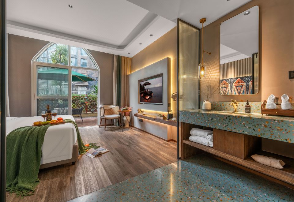 Royal Shampoo Wisdom Garden Queen Room