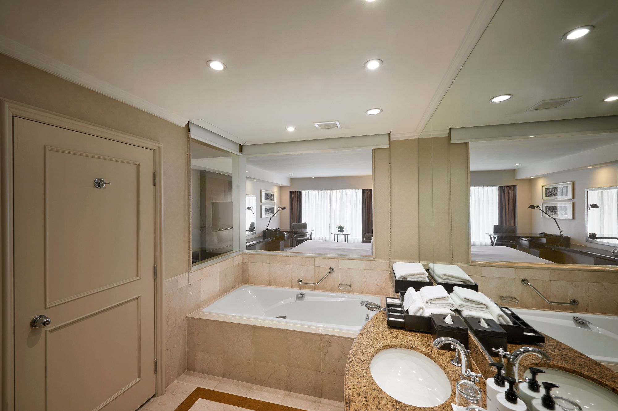 经典房 加宽大床 城市景观