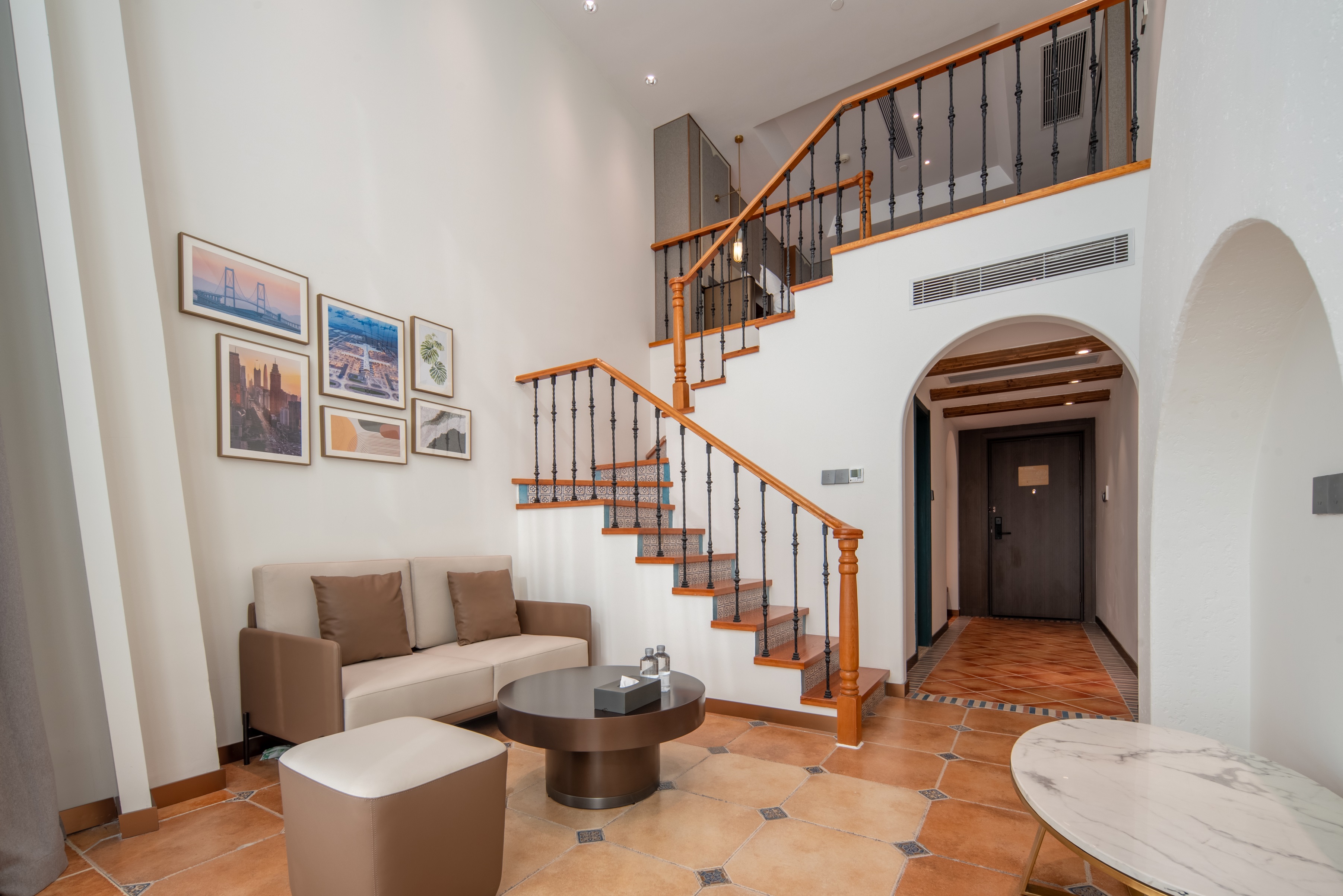 复式大床房（Loft大面积+单人沙发+智能投屏）