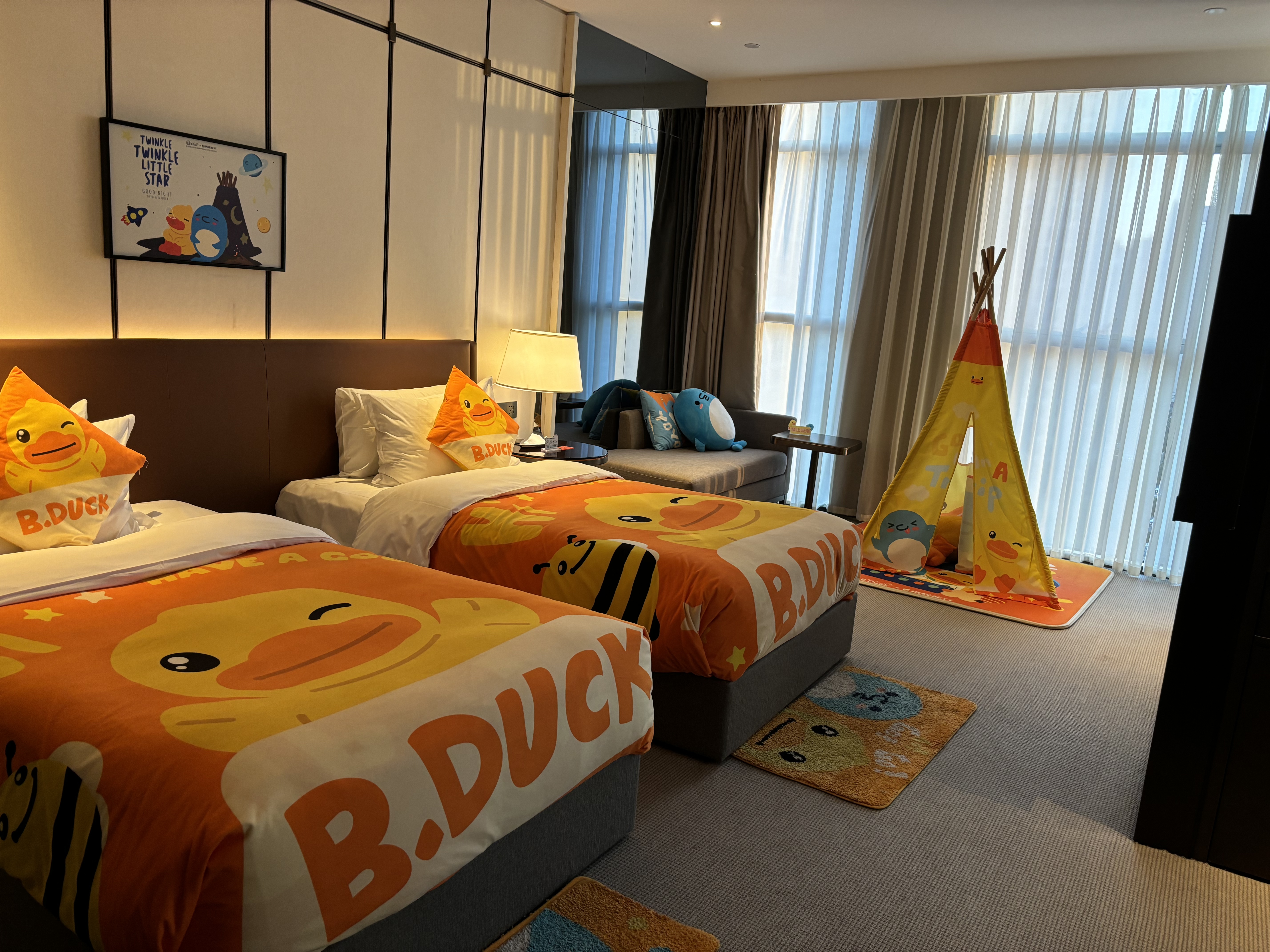 亲子双床房-小黄鸭（都市城景+亲子空间+ 迷你冰箱）